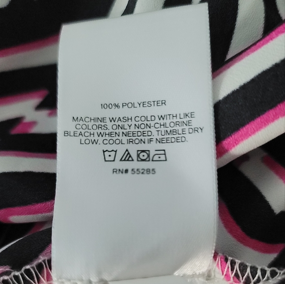 Express Geometric Blouse - Picture 4 of 5